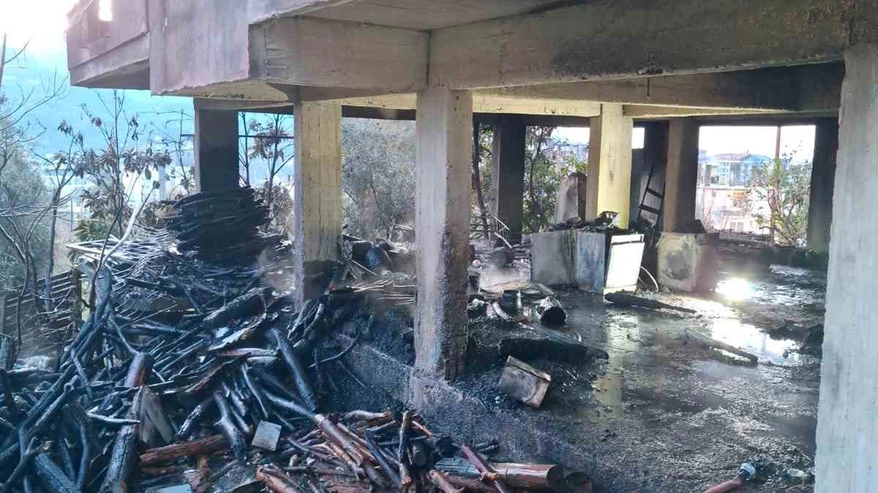 Bir kıvılcım büyük tehlike yarattı: Alanya’da odunluk yangını!
