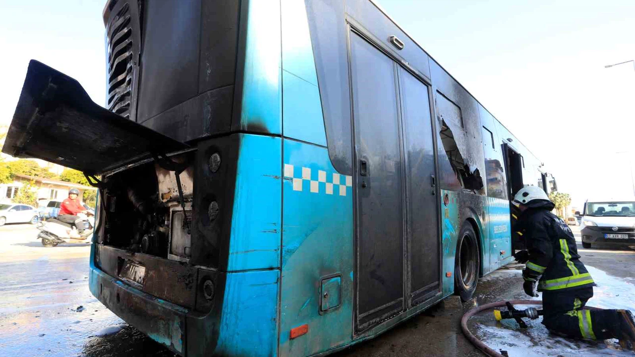 Antalya trafiğinde korku filmi! Halk otobüsü değil, ateş kapanı...