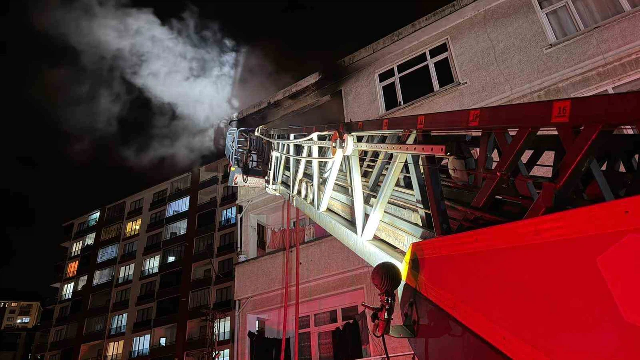 Artvin'de apartmanda korkutan yangın... Dumanlar geceyi kabusa çevirdi!