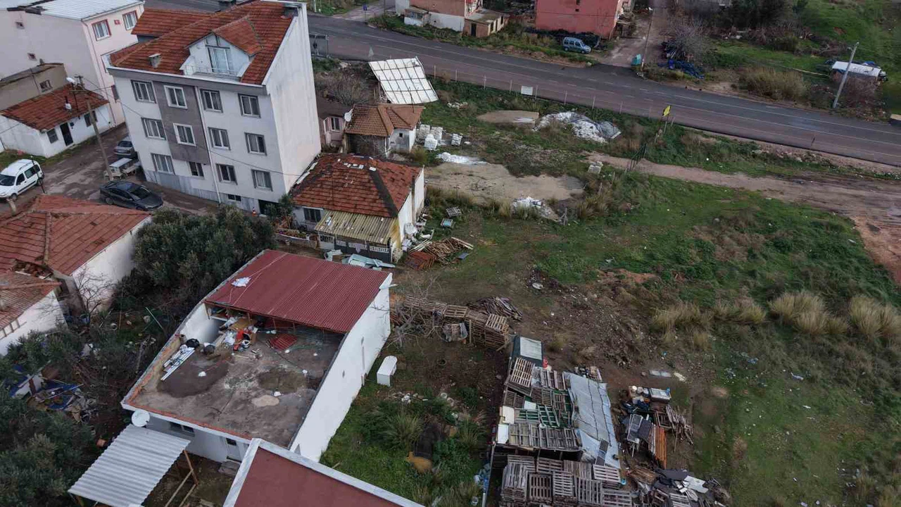 Bandırma’da sağanak ve fırtına bir evi parçaladı: Çatı boş arsaya düştü!