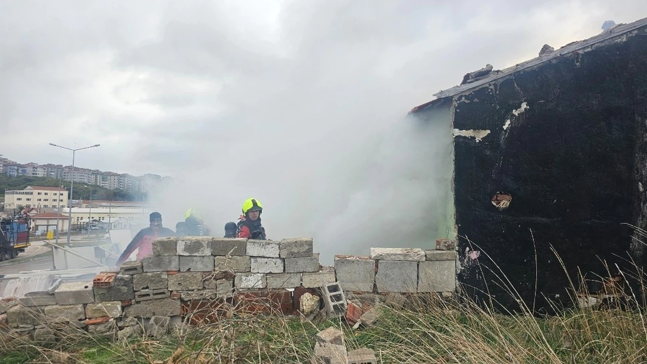 Bandırma'da metruk binada yangın... Soba alev aldı, dumanla boğulma tehlikesi yaşandı!
