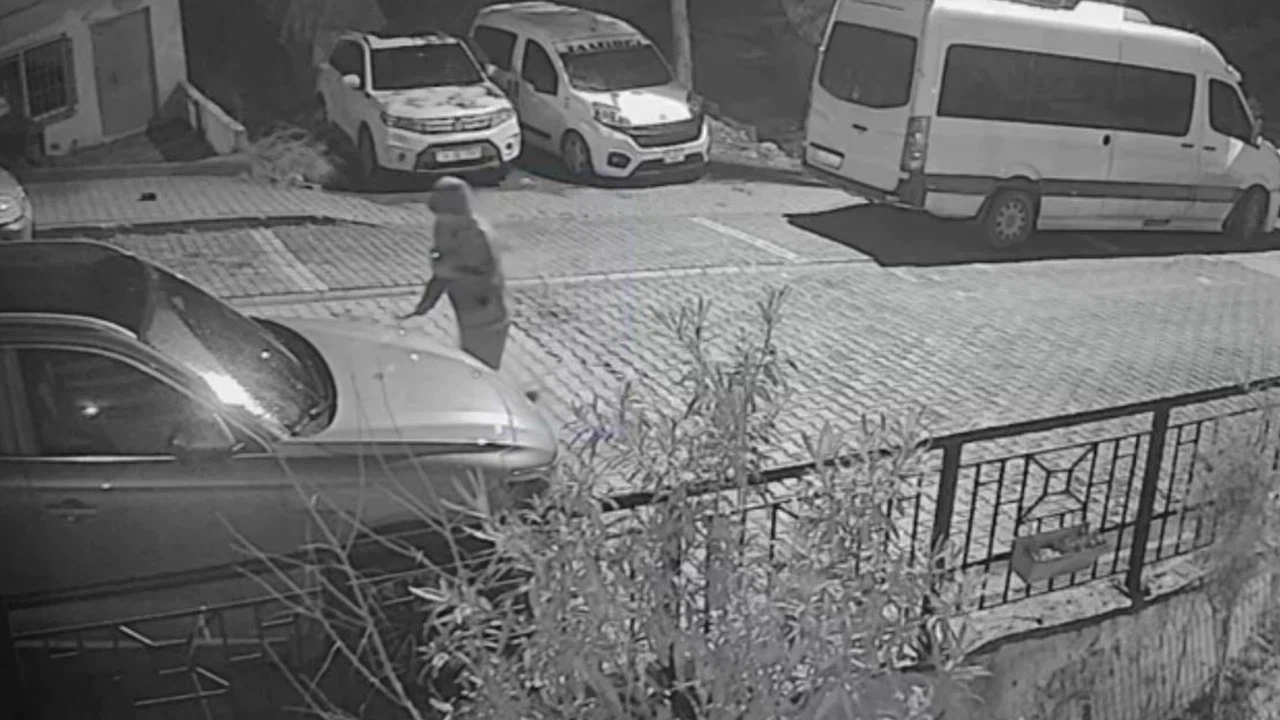 Başakşehir’de levye dehşeti... Camları indirdi, aynaları parçalayıp kayboldu!