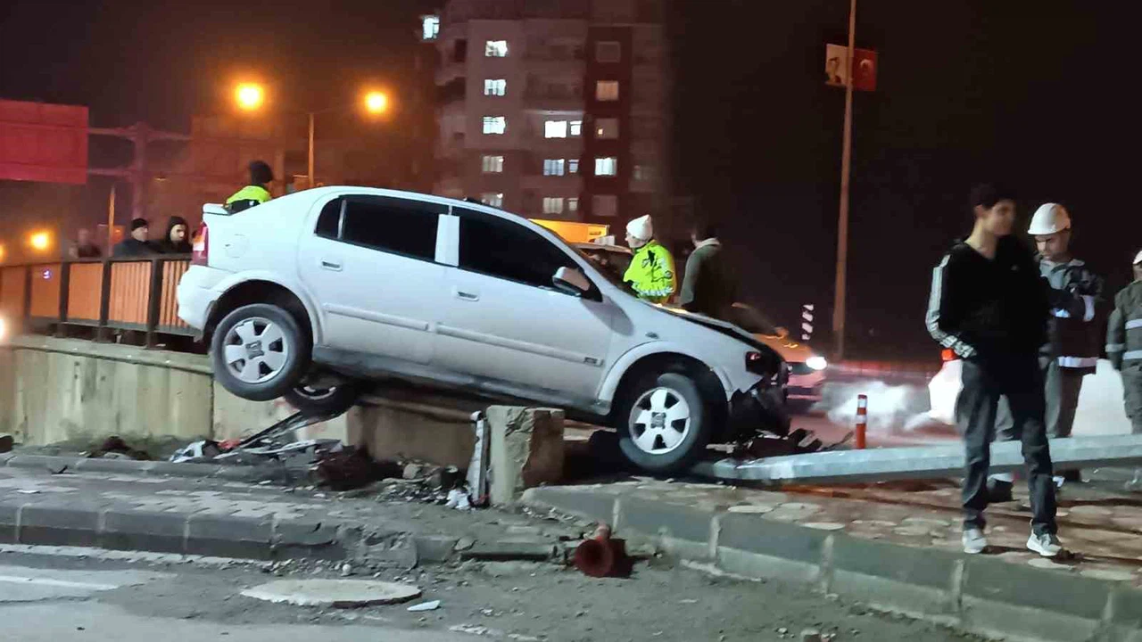 Batman’da sessiz geceyi sirenler böldü... Araç havada savruldu, direğe çakıldı!