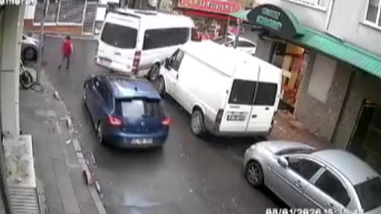 Yürekleri ısıtan görüntü kamerada: Çocuk trafikte kalan ambulansa yol açtı