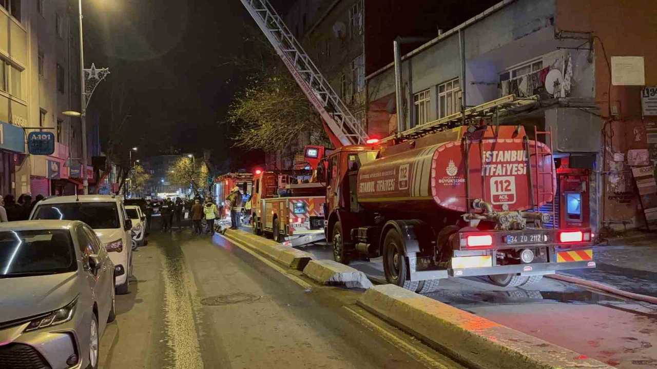 Beyoğlu’nda korku dolu dakikalar: İş yerinde yangın çıktı, yollar kapandı!
