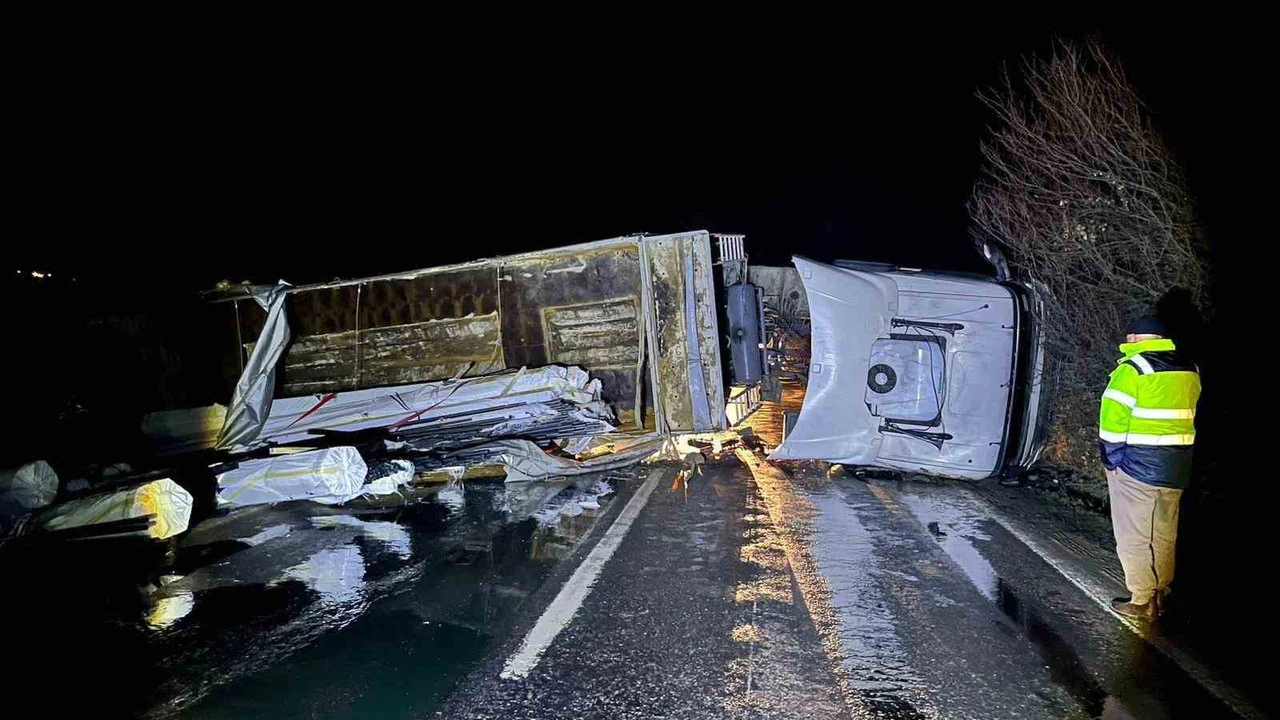 Bilecik’te tır kontrolden çıktı…Facia ucuz atlatıldı, yol trafiğe kapandı!