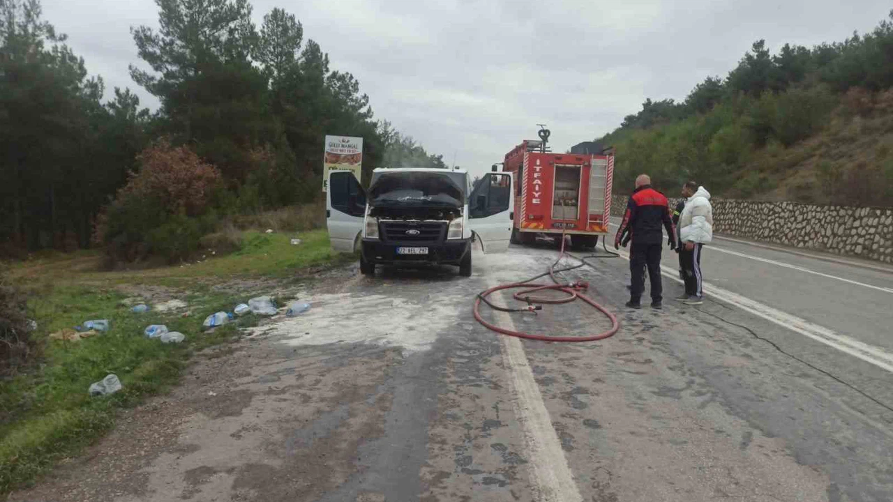 Bilecik'te araç seyir halindeyken alev aldı... İtfaiyenin müdahalesiyle facia önlendi!