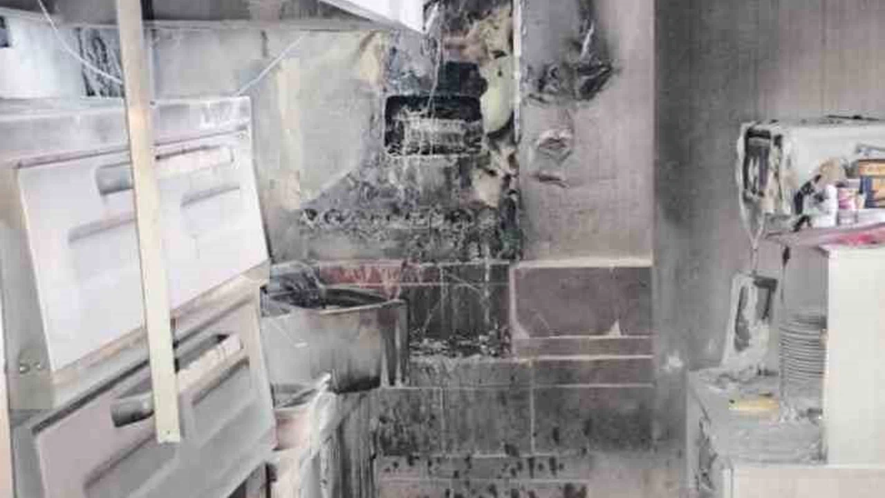 Bitlis’te bir kıvılcım her şeyi bitirdi: Alevler restoranı sardı geriye külleri kaldı!