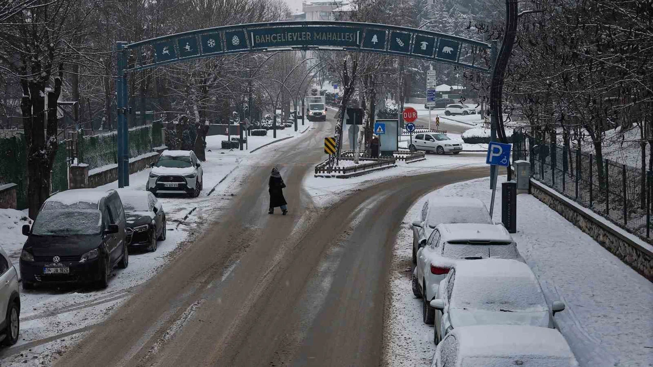 Beyazın büyüsü sardı... Bolu şehir merkezi karla kartpostallık tabloya dönüştü!