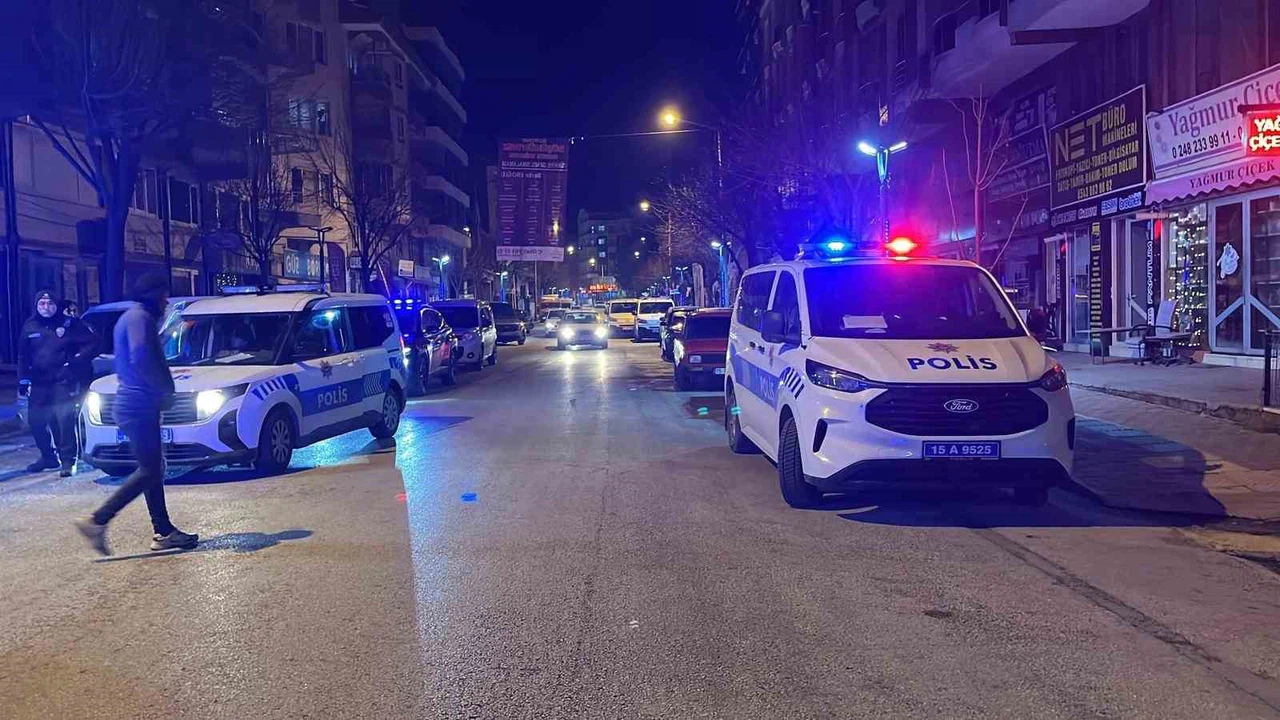 Burdur’da eğlence kabusa döndü... Mekanda çıkan bıçaklı kavga kameraya yansıdı!