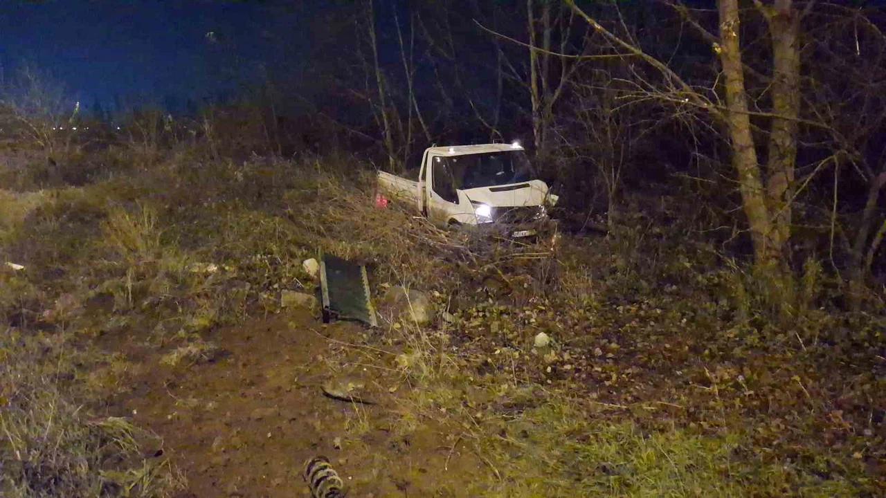 Bursa’da trafik kazası değil adeta domino etkisi... Demir bariyerler araçların üzerine yağmur gibi yağdı!