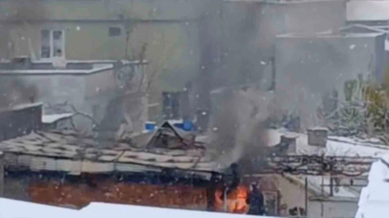 Yangın değil adeta kıyamet provası! Bursa'da çatıdan yükselen alevler mahalleyi sardı