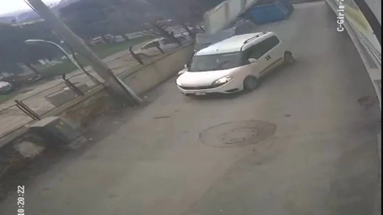 Bursa'da rüzgarın hızı 75 kilometreye ulaştı: Çatılar uçtu, ağaçlar devrildi...