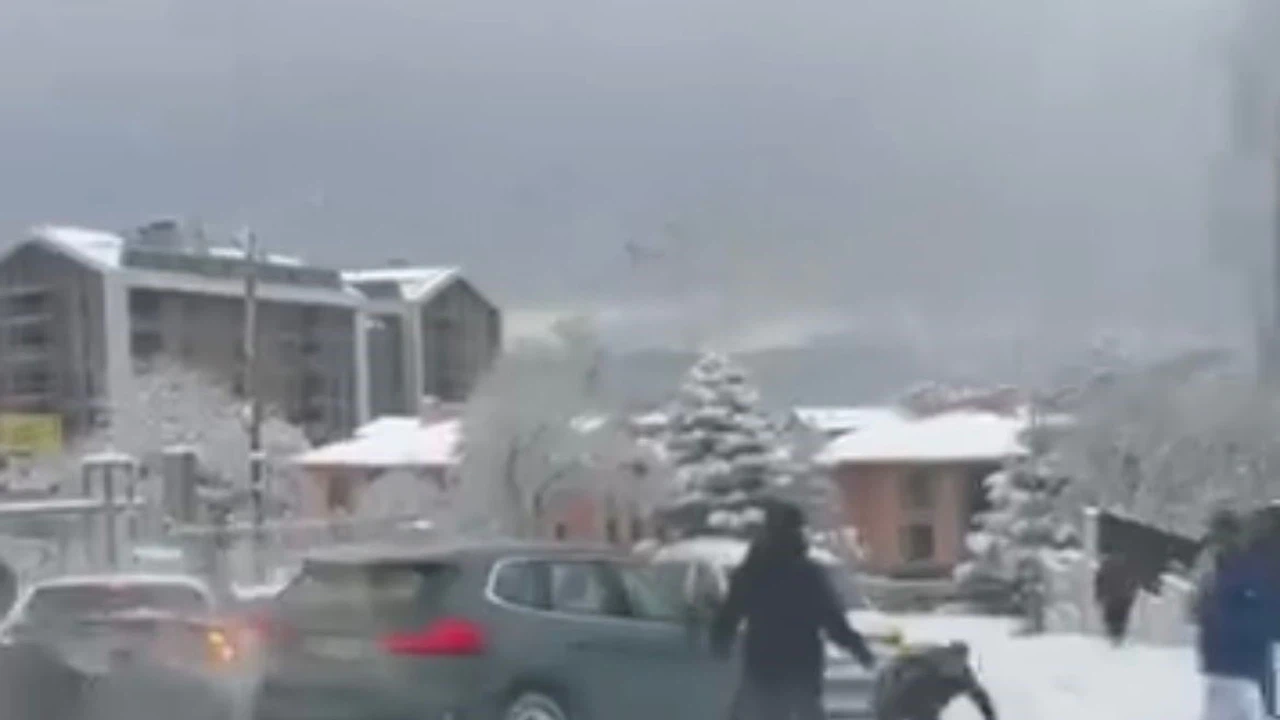 Ölümle dans ettiler... Bursa’da araç vatandaşlara doğru kaydı, yürekler ağza geldi!