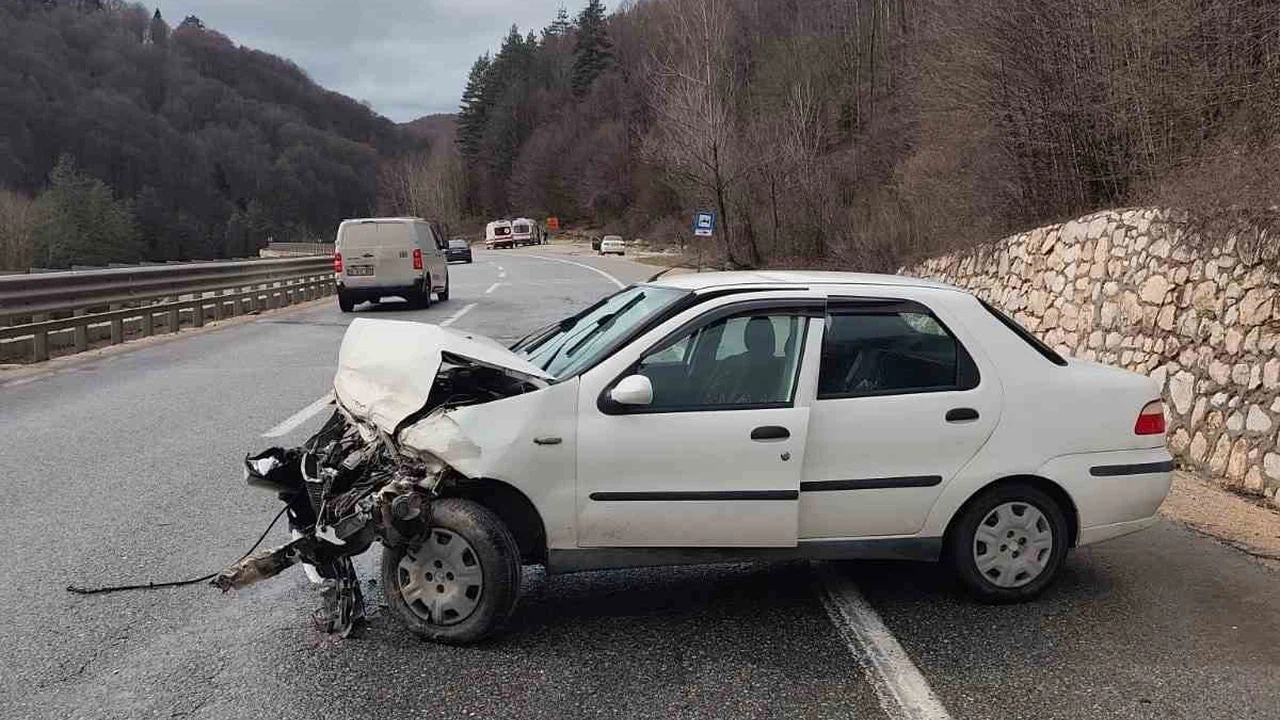 Bursa’da araç bariyerlere ok gibi saplandı, küçük bedenler büyük acı yaşadı!