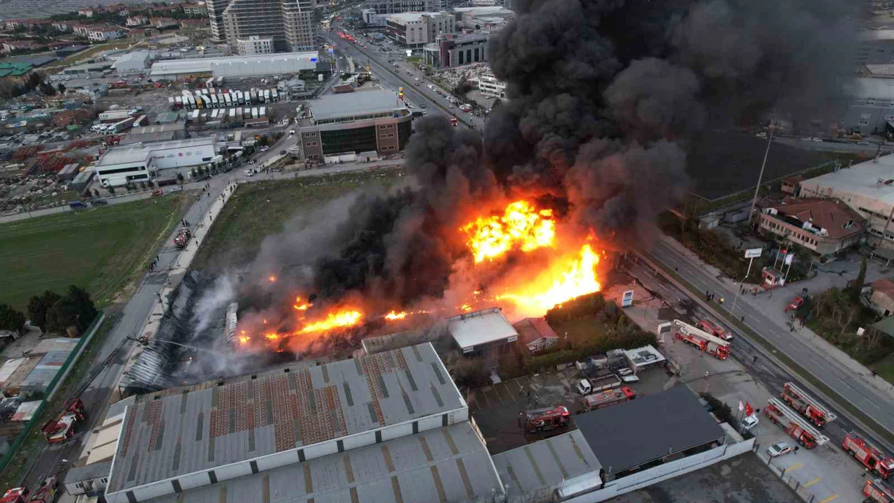 Plastik fabrikasından kıyamet provası! İstanbul’un göbeğinde dronlar havada, alevler yerde...