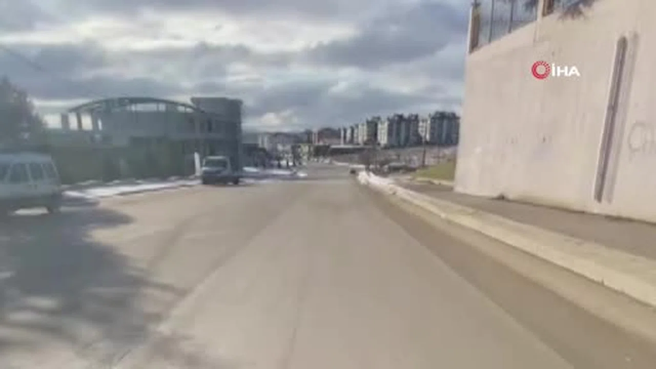 Eskişehir’de facianın eşiği... Otomobil aniden çıktı, motosikletli kıl payı kurtuldu!