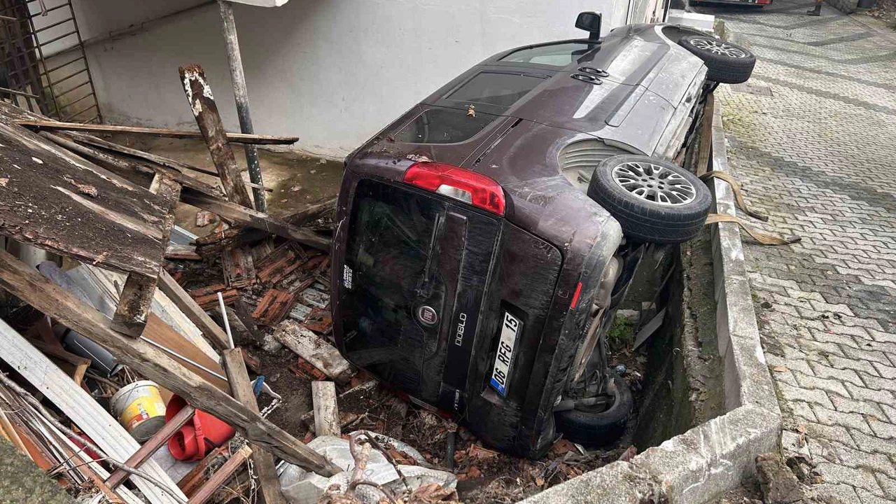 Üsküdar’da fren boşaldı, araç kontrolden çıktı... Mahalleli korku dolu anlar yaşadı!