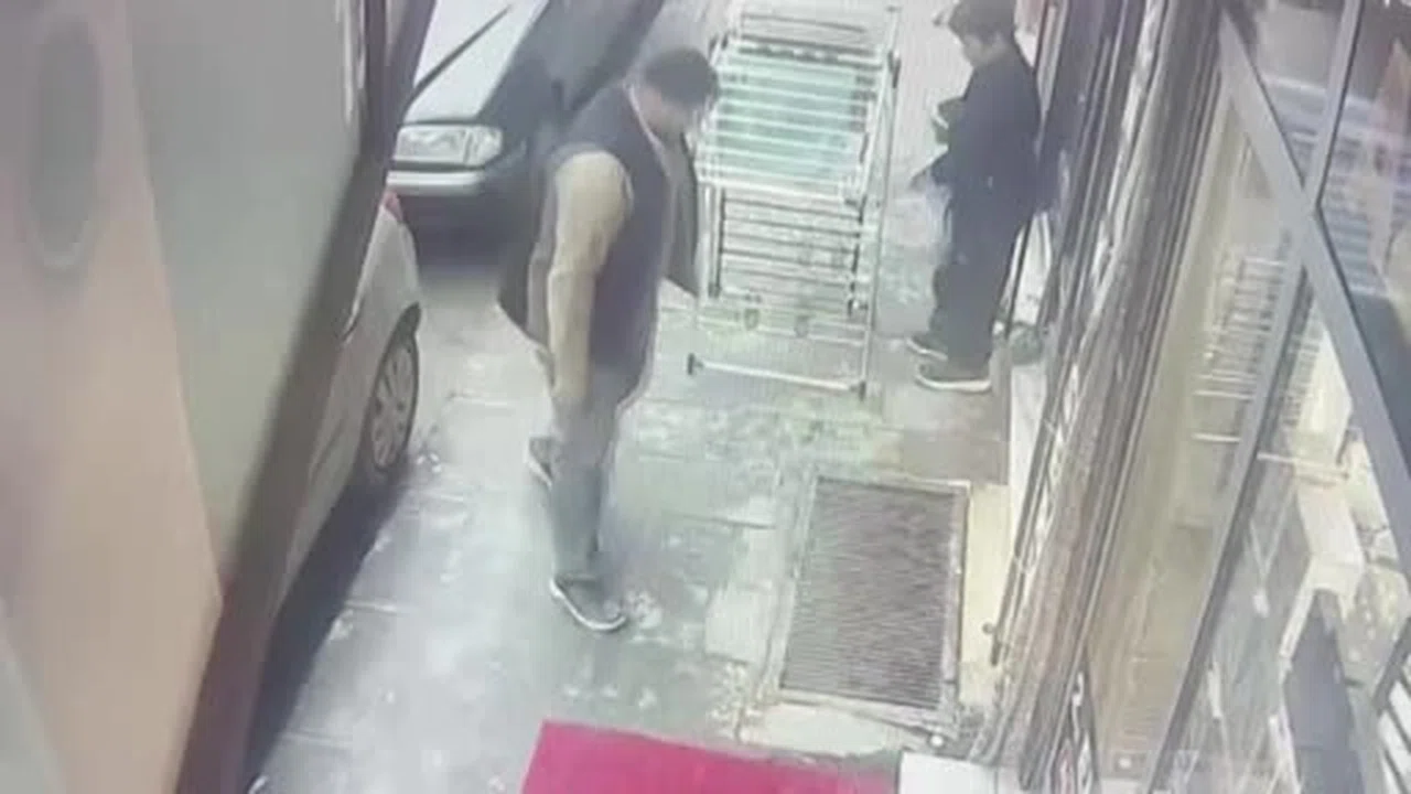 Mazgal kapağı tuzak oldu, o anlar küçük çocuk için kabusu döndü! Bu görüntüler unutulmaz...