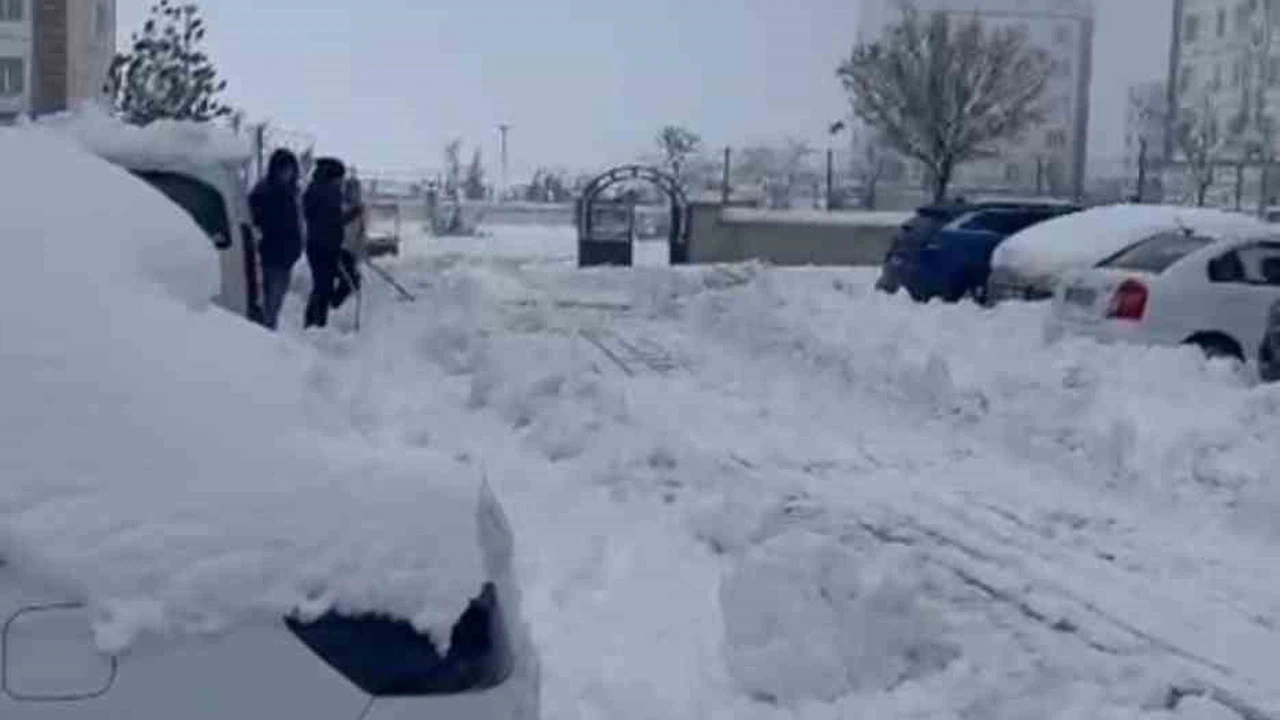 Kar yağdı, hayat durdu... Diyarbakır’da yolları vatandaşlar kendi açtı!