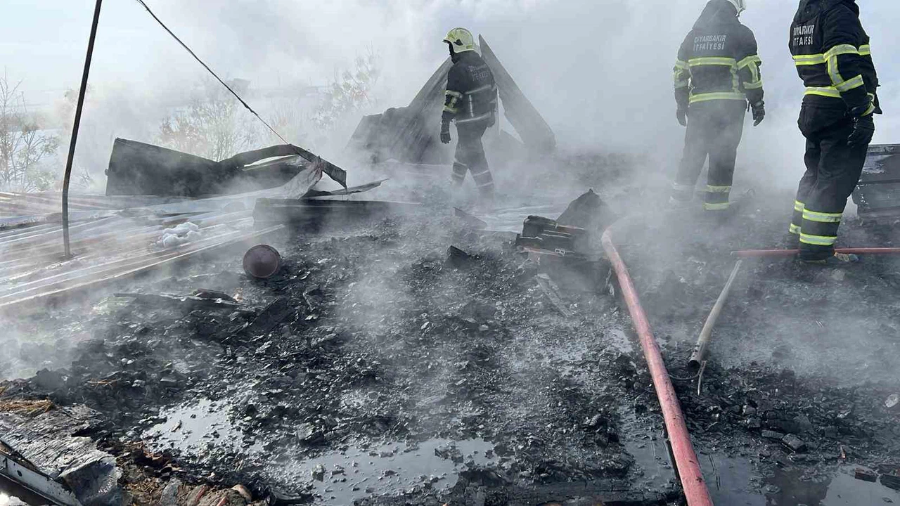 Soba ders dinlemedi, çatıya çıktı! Isınma çalışması yangın tatbikatına döndü...