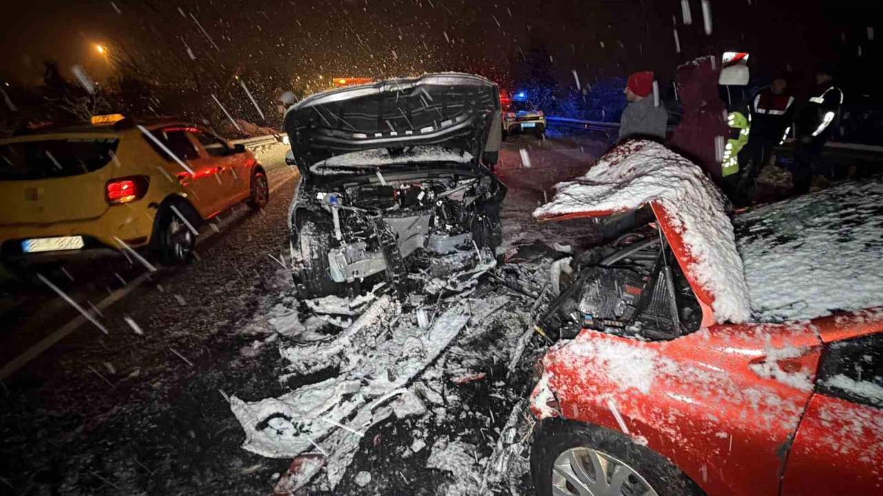 Düzce’de kafa kafaya çarpışan araçlar hurdaya döndü: 7 yaralı