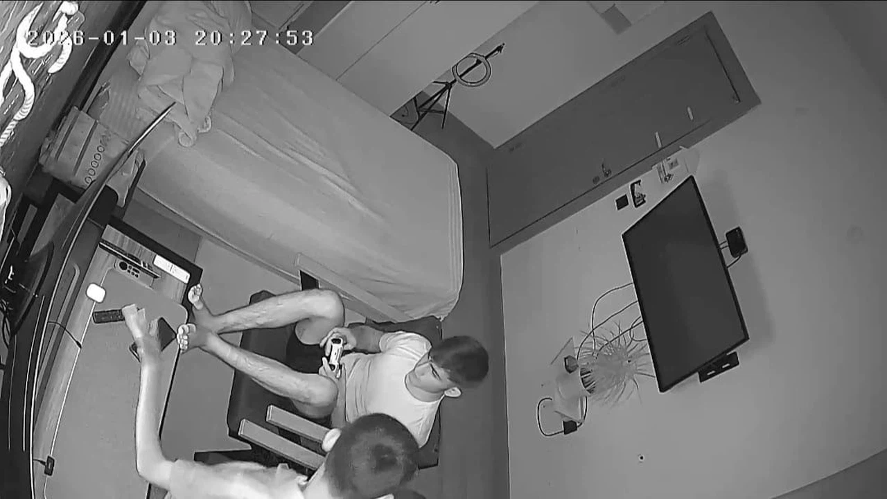 Deprem oldu, biri panikledi biri oyuna devam etti