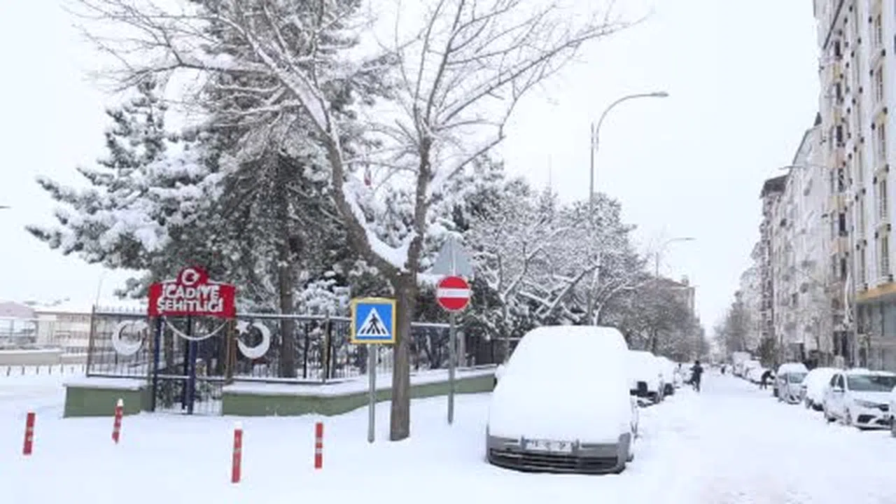 Elazığ’da kar şehri yuttu... Araçlar kayboldu, kar kalınlığı 20 santimetreyi buldu!