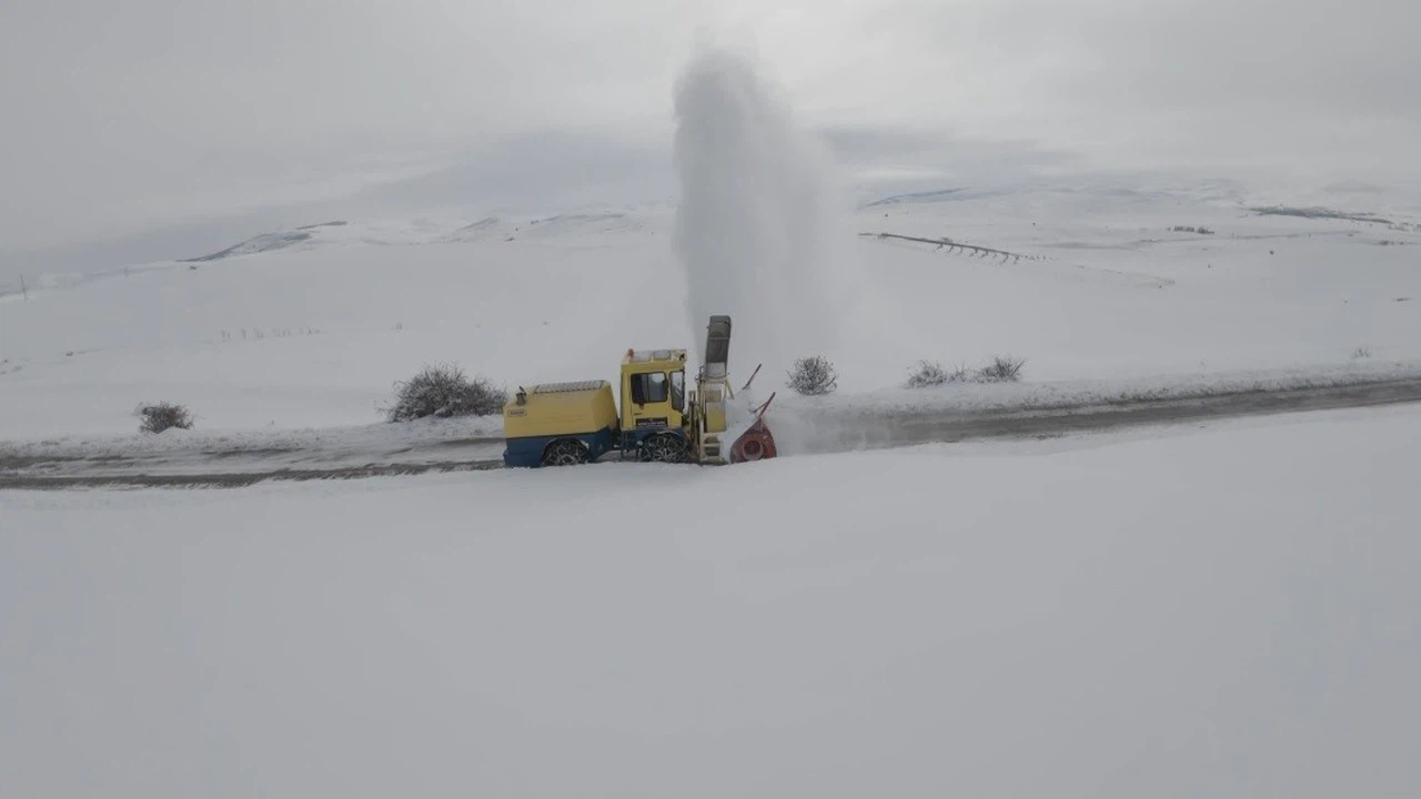 Erzincan'da kar bastırdı... Köy yolları kapandı, ekipler zamana karşı yarışıyor!