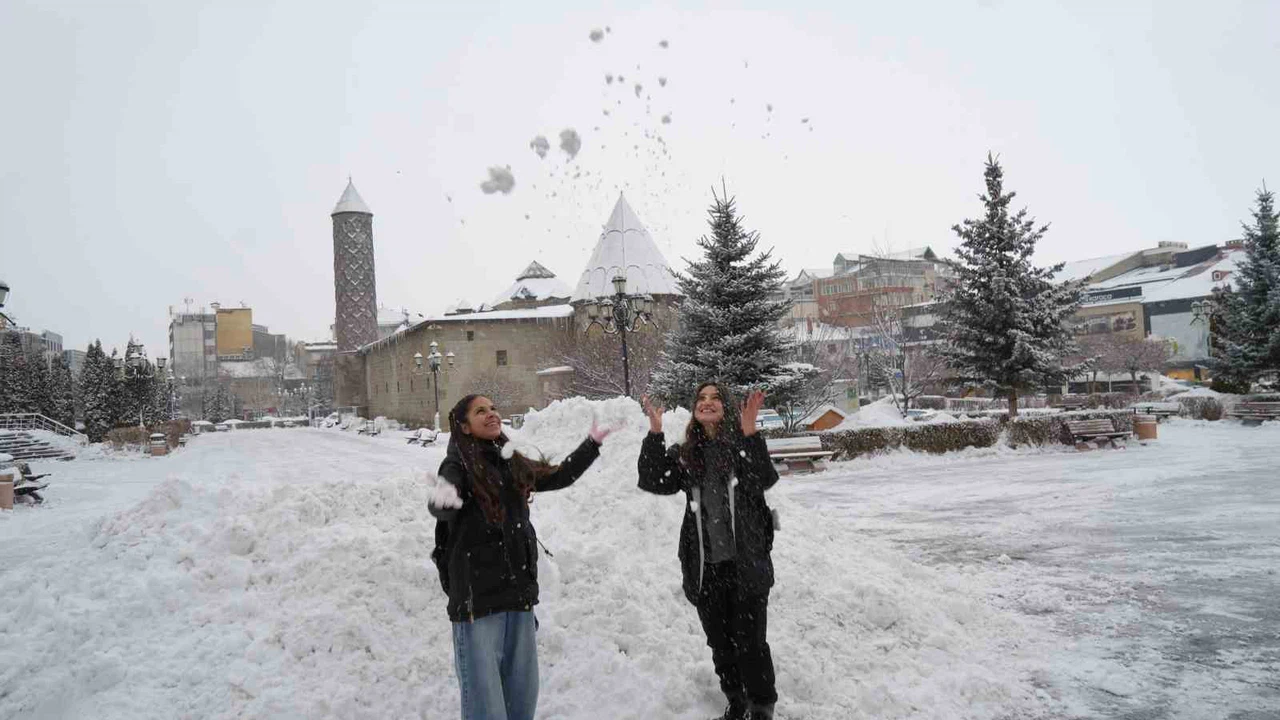 Erzurum’u masalsı kar görüntüsü sardı... 4 ilçede hayat durdu, kent sessizliğe büründü!
