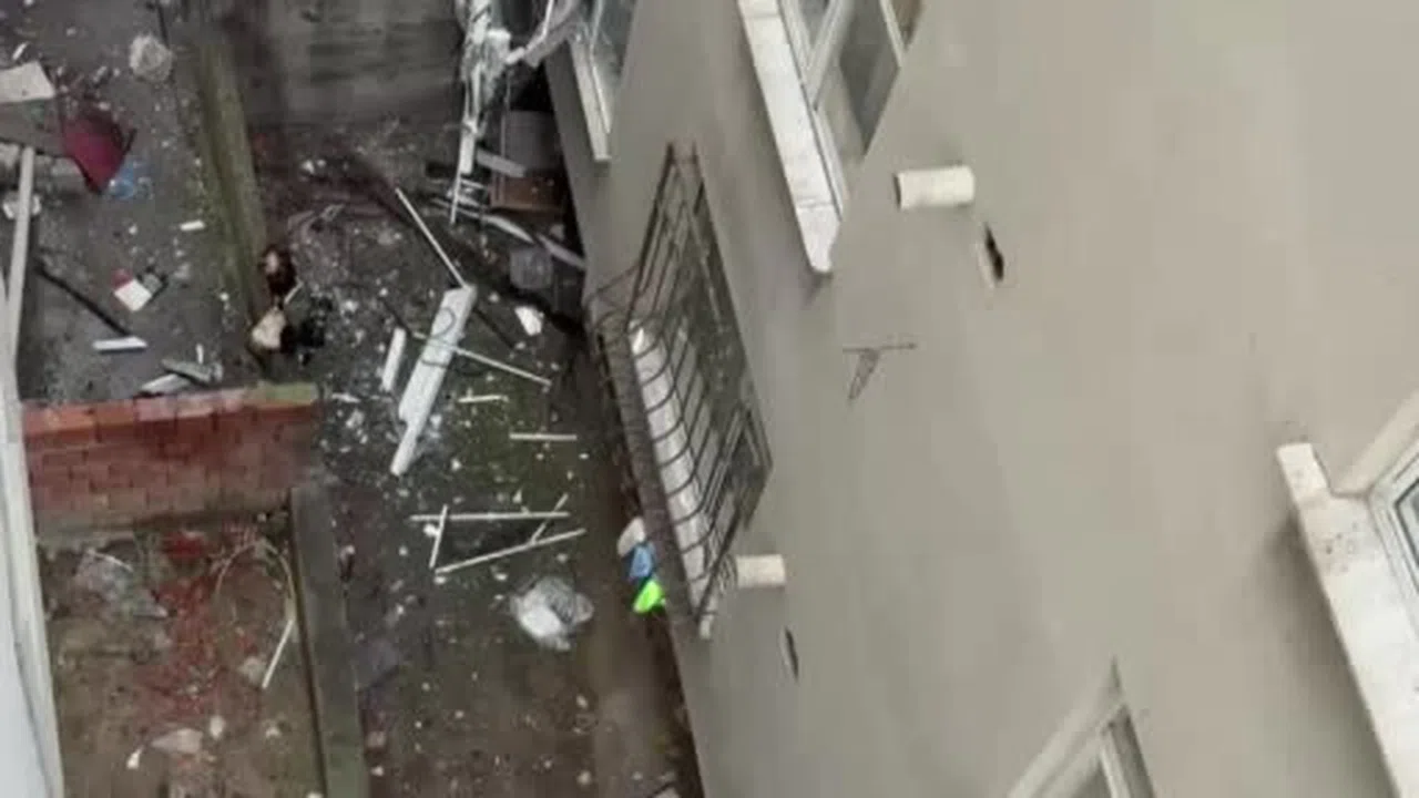 Esenyurt’ta 4 katlı binada şiddetli patlama... Mahalle bir anda savaş alanına döndü!
