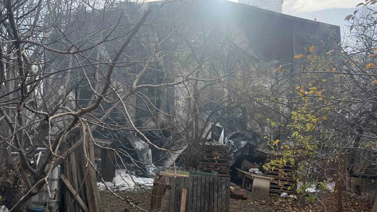 Siyah dumanlar ilçeyi sardı: Esenyurt’ta depo yangını!