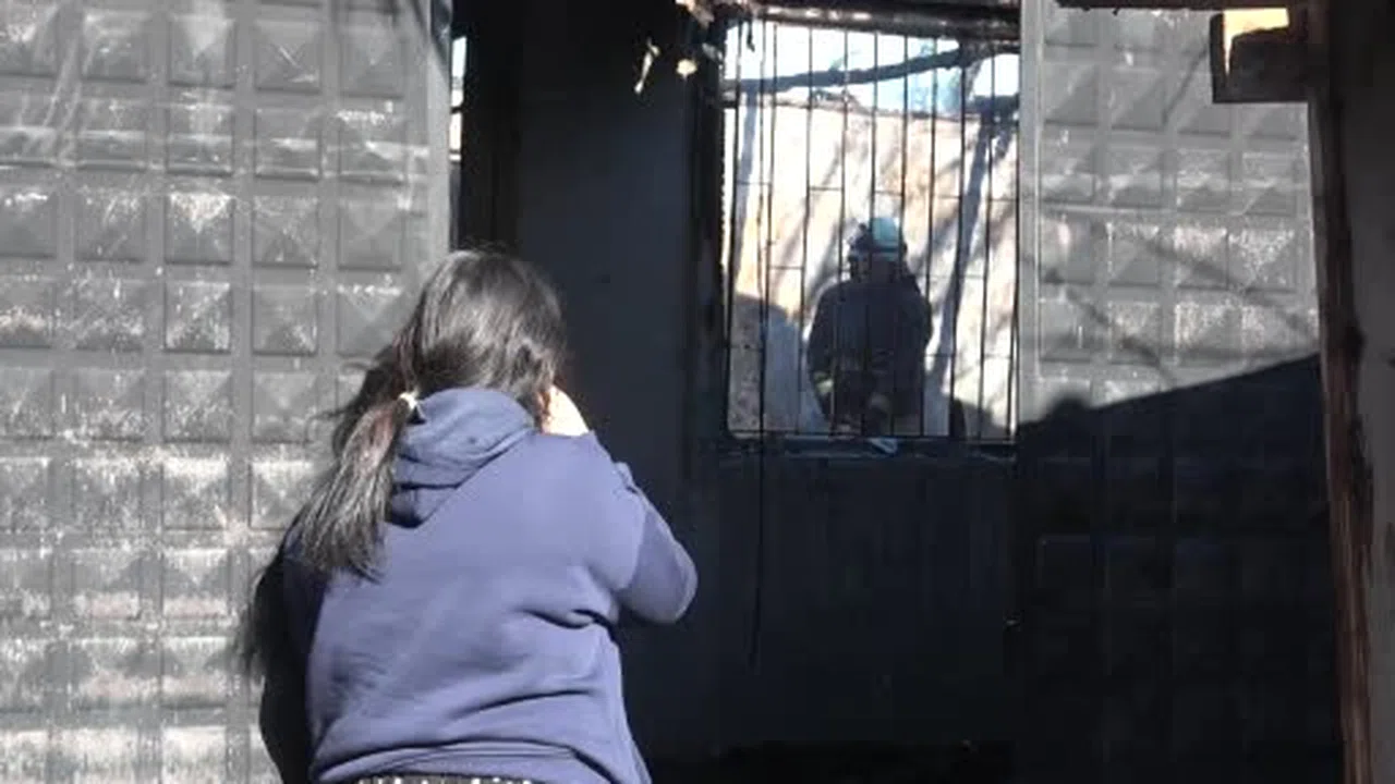 Alevler evi aldı, küçük bir yüreği yaktı! Gözyaşlarının yangına karıştığı o anlar kalpleri sızlattı...