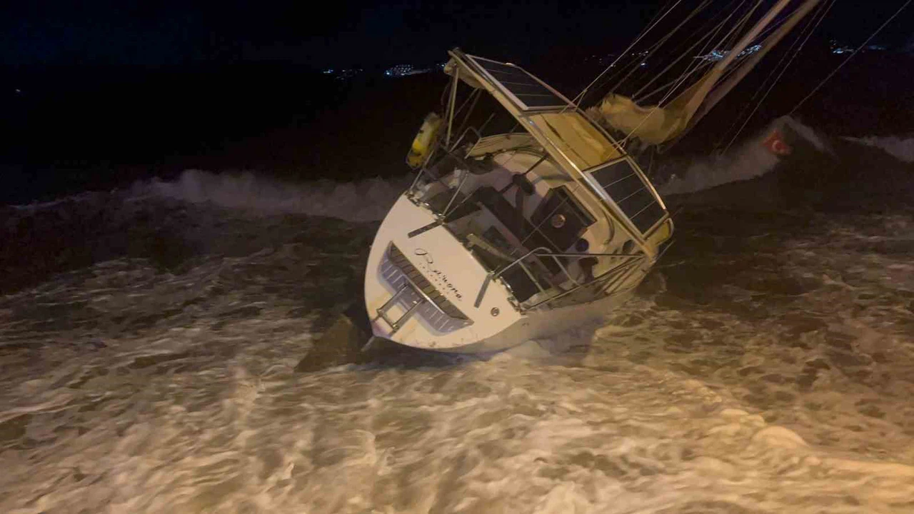Muğla’da fırtına kıyıya vurdu... Yelkenli tekneler sürüklendi, faciadan dönüldü!