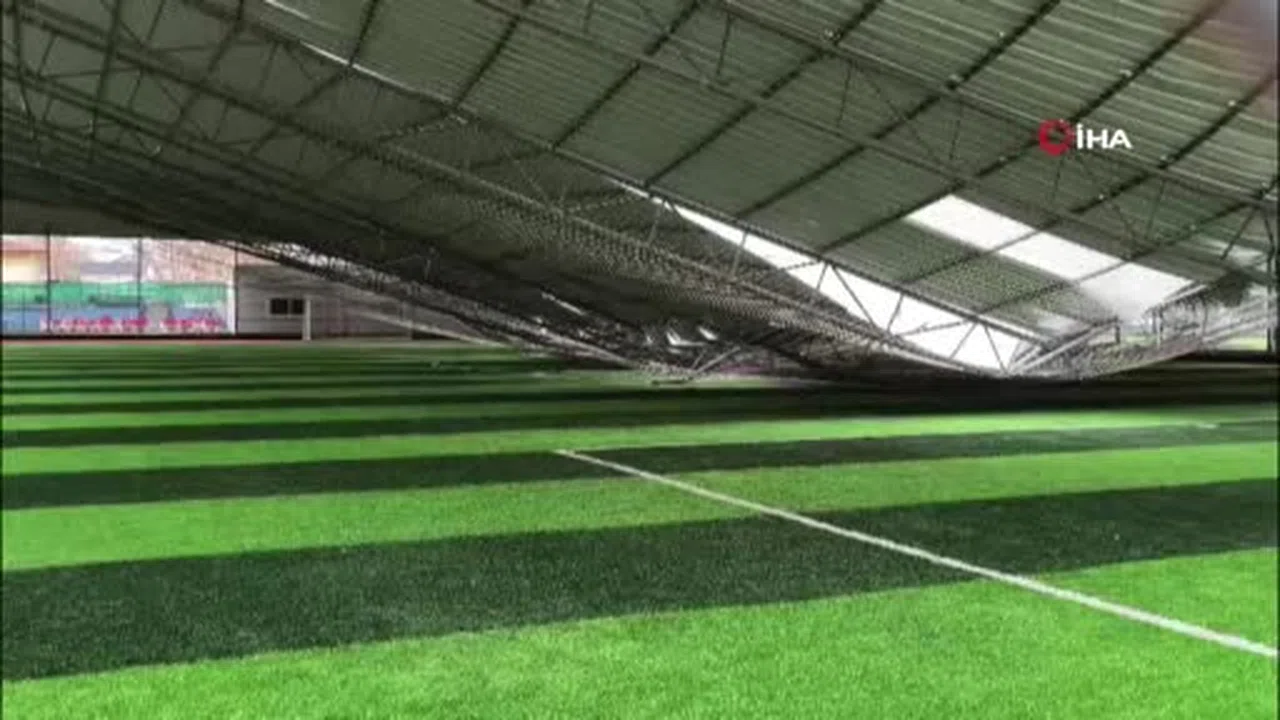 Antalya’da ölüm saniyelerle atlatıldı: Fırtına halı sahayı çöktürdü, futbolcular kaçtı!
