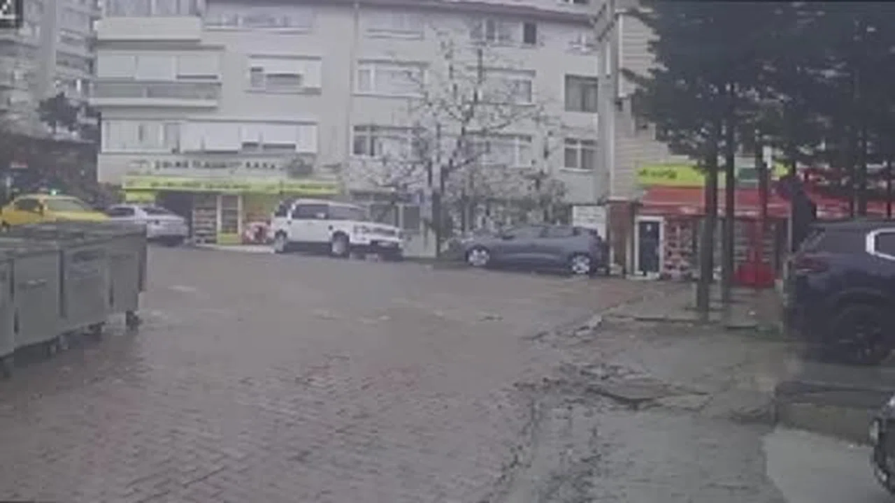 Ağaç, araç, bina paramparça... Beşiktaş’ta ölümle burun buruna getiren kaza kamerada!