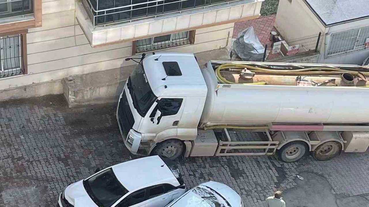 Freni boşalan akaryakıt tankerinin 8 aracı hurdaya çevirdiği anlar güvenlik kamerasında