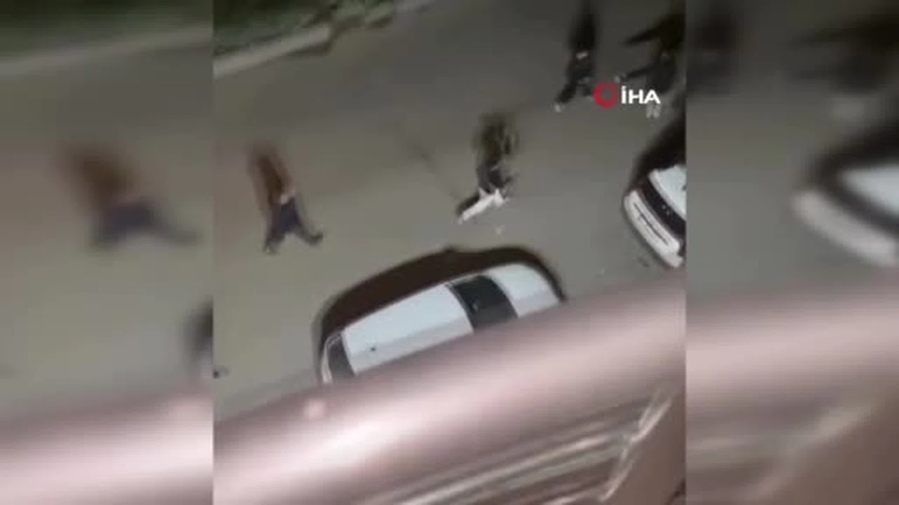 Esenyurt’ta sokak kan gölüne döndü: Yumruklarla bıçakların karıştığı o anlar kamerada...