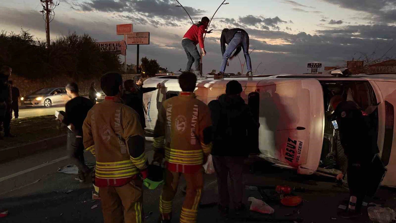 Yol değil, adeta arena... Hatay'da 5 araç çarpıştı, minibüs takla attı!