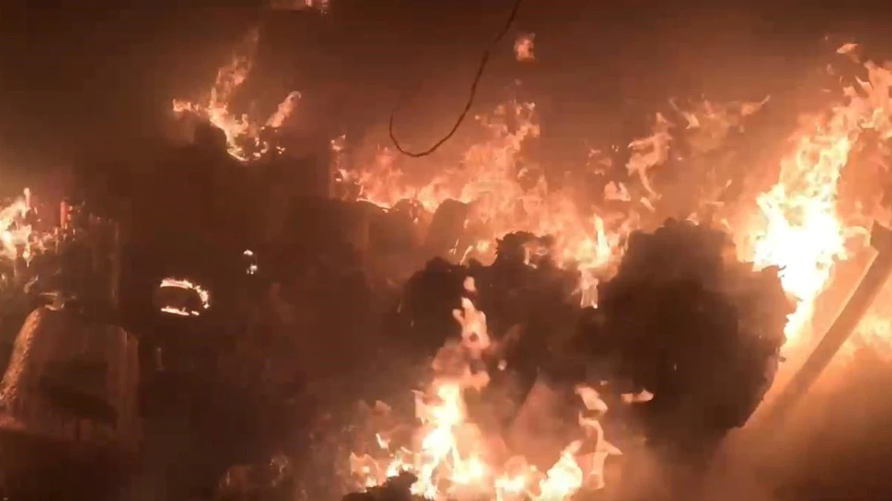 Diyarbakır'da iş yeri cayır cayır yandı: O anlar itfaiye erinin kamerasına yansıdı!