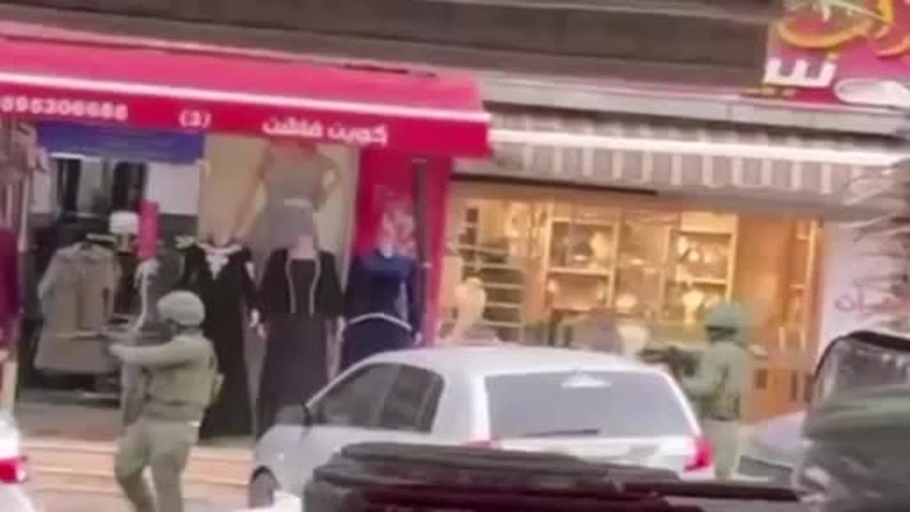 İsrail askeri kıyafetli 3 kişi El Halil’de Filistinli kuyumcuyu soydu