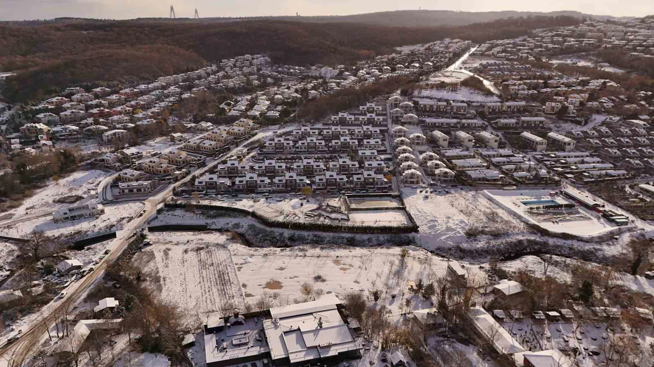 Kartpostallık manzaralar... İstanbul yeni yıla karla uyandı, çatıları kar kapladı!