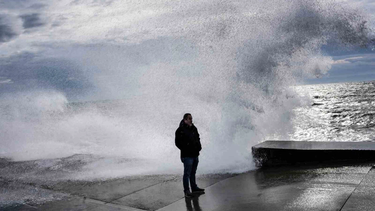 İstanbul’da fırtına ve lodos birleşti: Dalgalar metrelerce yükseldi!