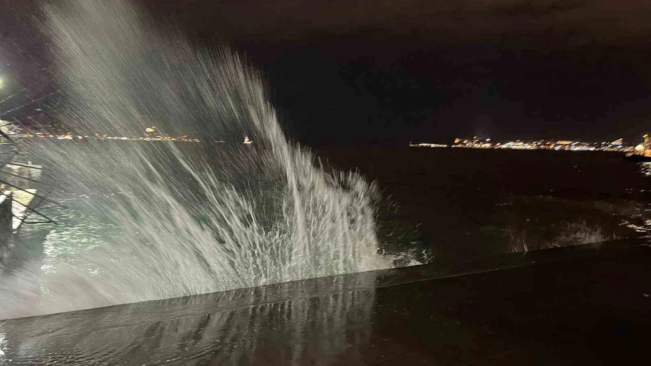 İstanbul’da deniz kabardı: Lodos sahilleri dövdü!
