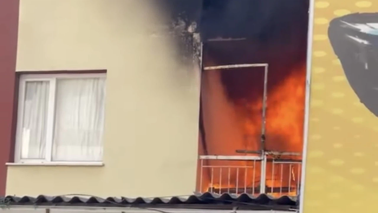 İzmir'de korkutan yangın... Alevler evi sardı, dumanlar gökyüzünü kapladı!