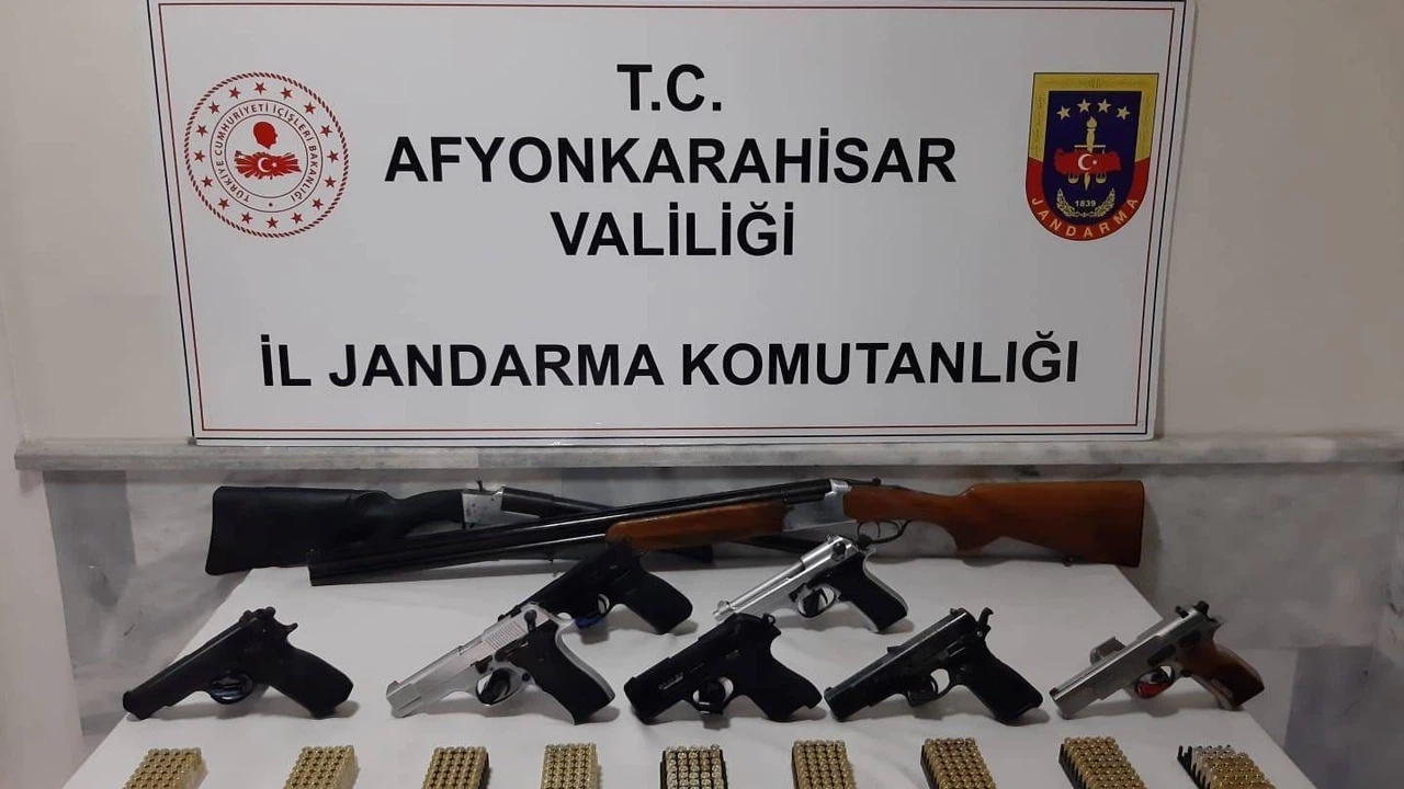Jandarmadan peş peşe baskınlar: Afyon’da cephanelik ortaya çıktı!