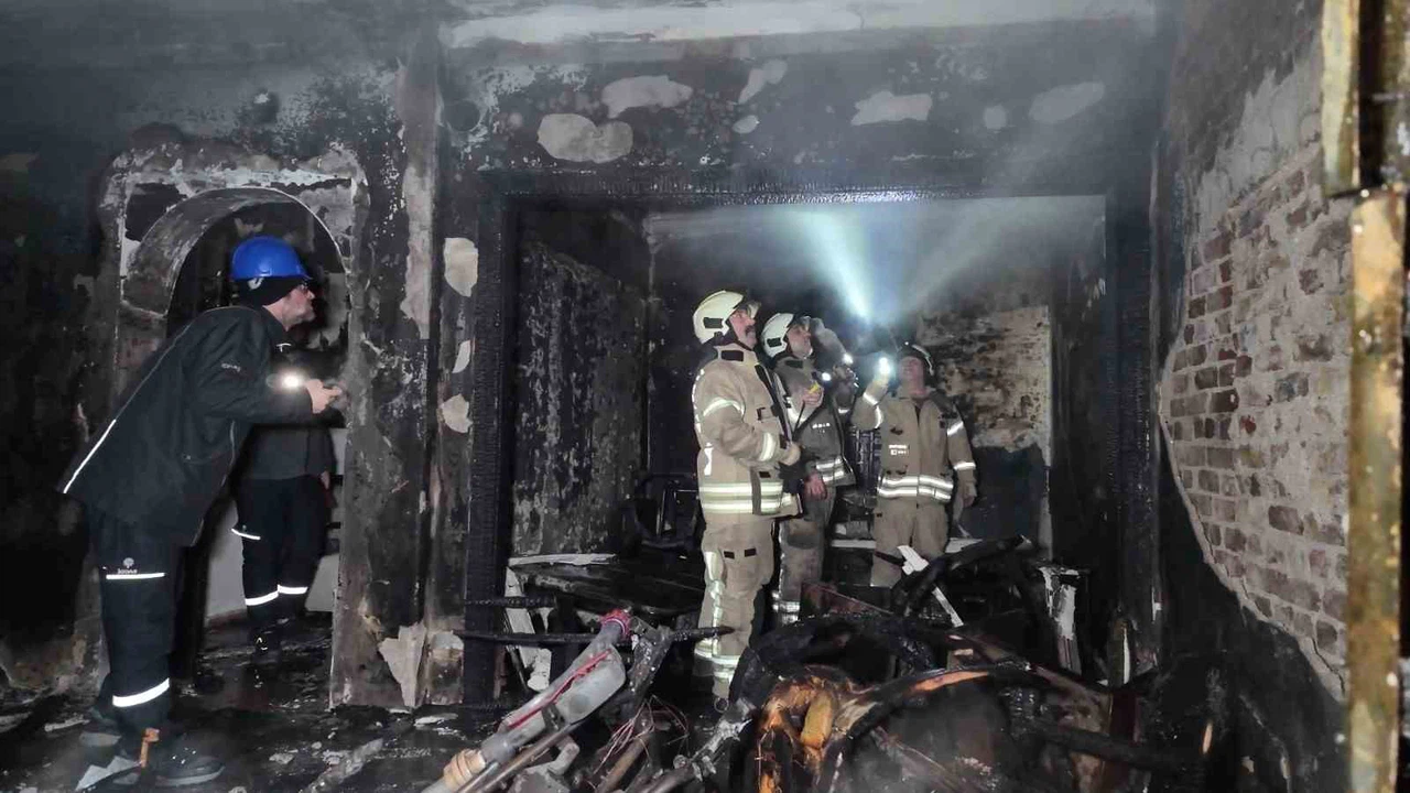 Dumanlar, alevler, çaresizlik... Kadıköy’de uykula…