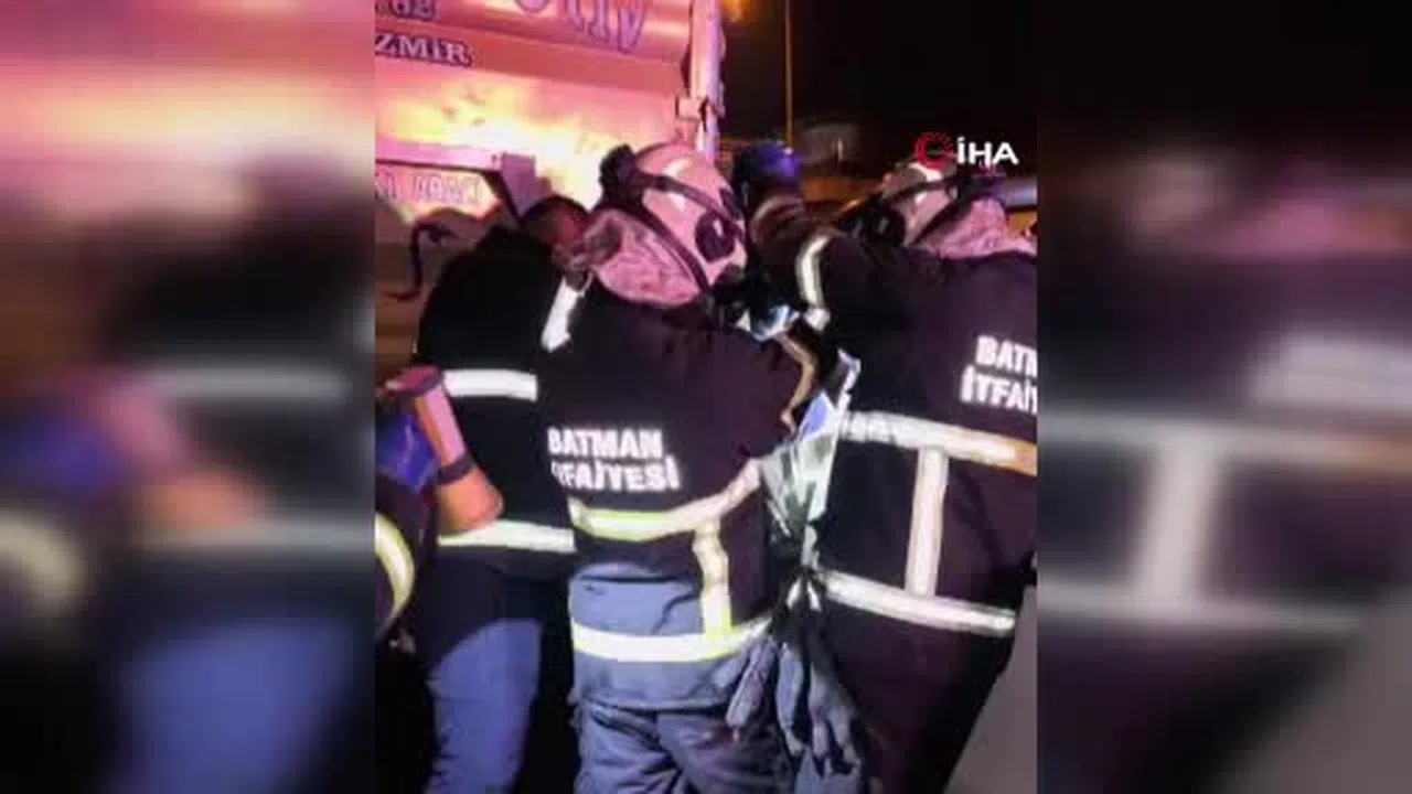 Film sahnesi gibi kazada araç yok oldu... Batman’da sürücü burnu bile kanamadan çıktı!