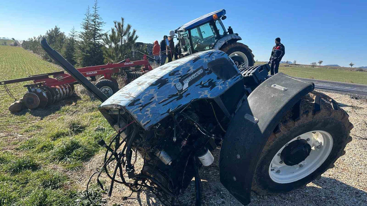 Uşak'ta çarpışma değil adeta parçalanma... Traktör ortadan ikiye bölündü!