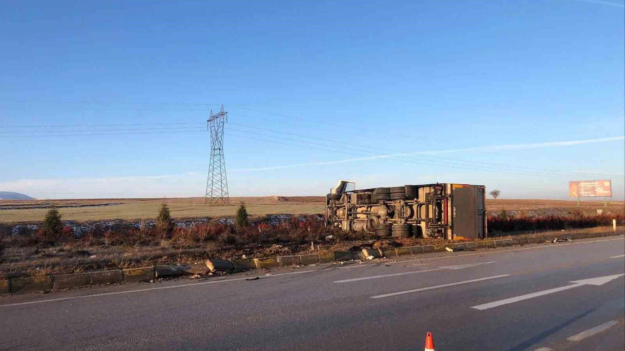 Afyonkarahisar’da kamyonla çarpıştı... Ağır yaralıydı, acı haber geldi!